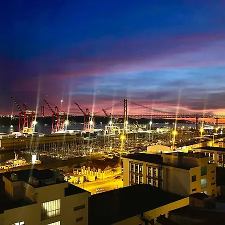 Гостьовий будинок Embassy Arriaga Private Elegance In Stylish Shared Лісабон